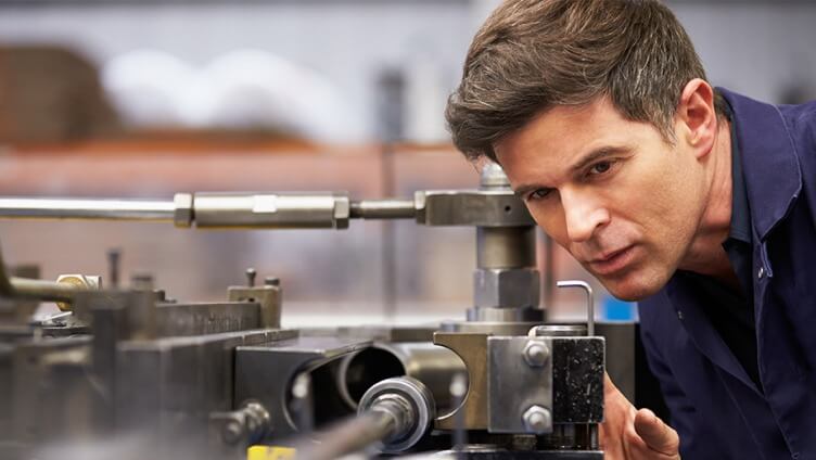 una persona que observa de cerca la máquina