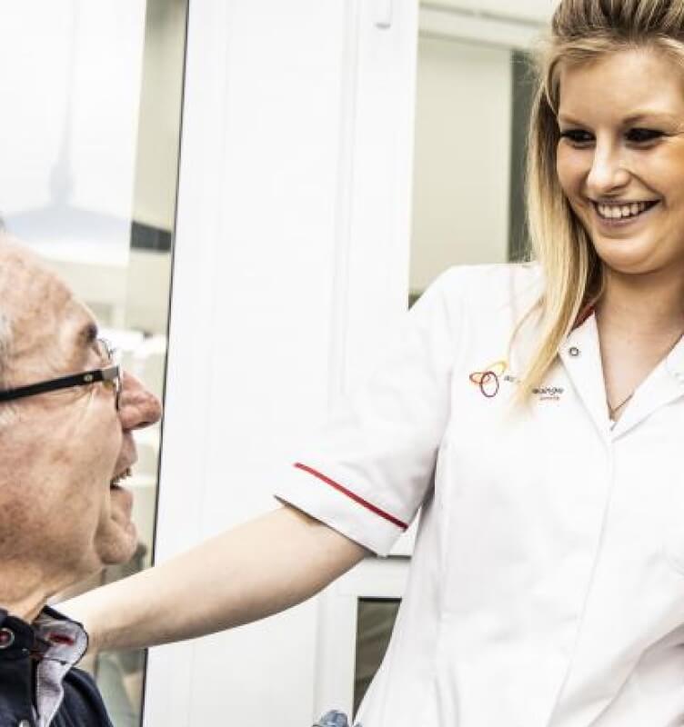 Patient with a smiliing AZ Groeninge medical professional