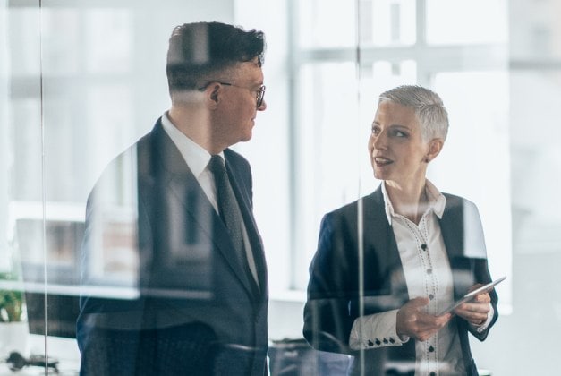 Deux personnes discutant dans un bureau