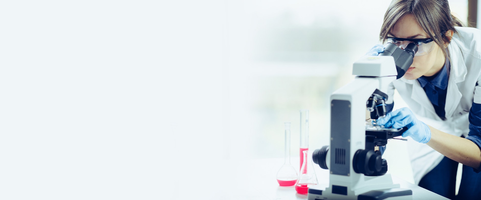 scienziato al microscopio