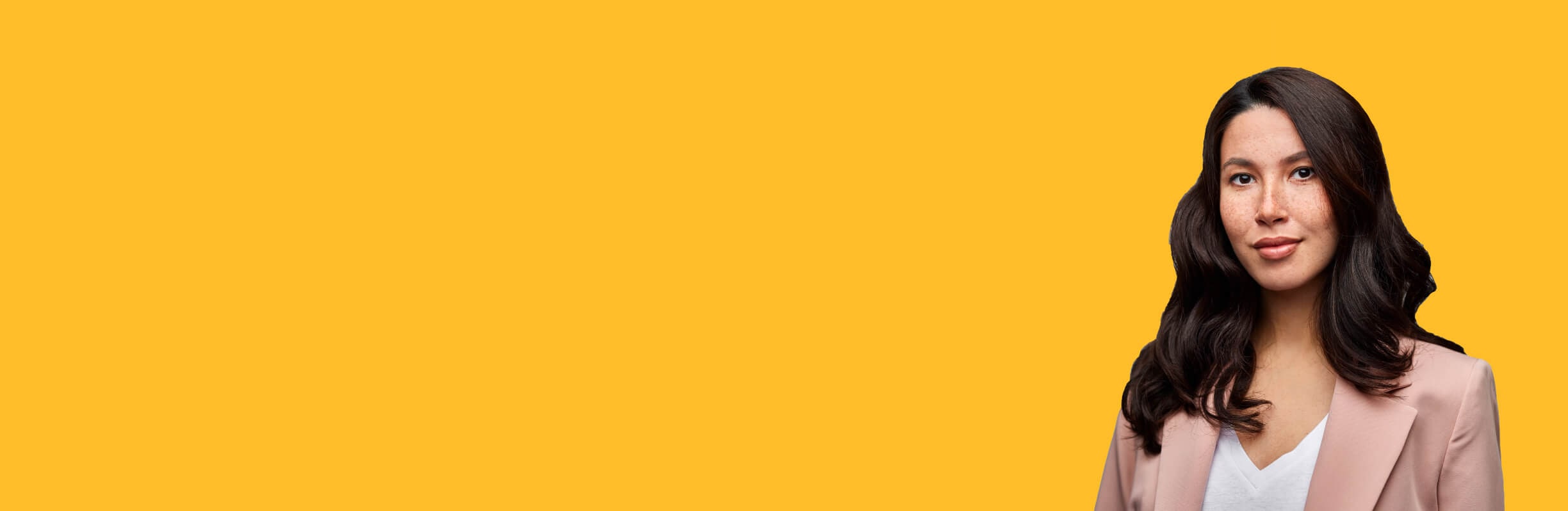 una persona en traje de trabajo posando para la imagen con fondo amarillo