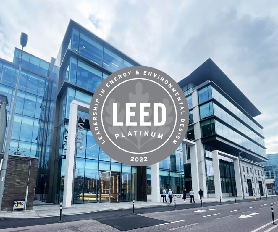 Bâtiment de NetApp à Cork avec superposition du logo LEED PLATINUM 2022 (Leadership in Energy and Environmental Design)