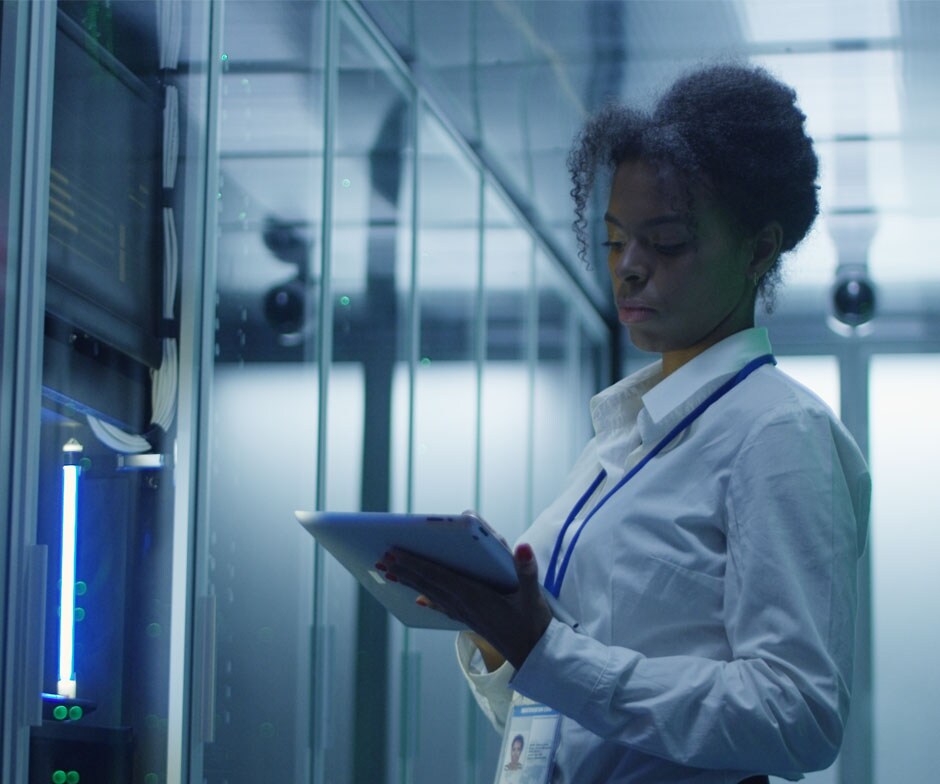 una mujer trabajando en el centro de datos