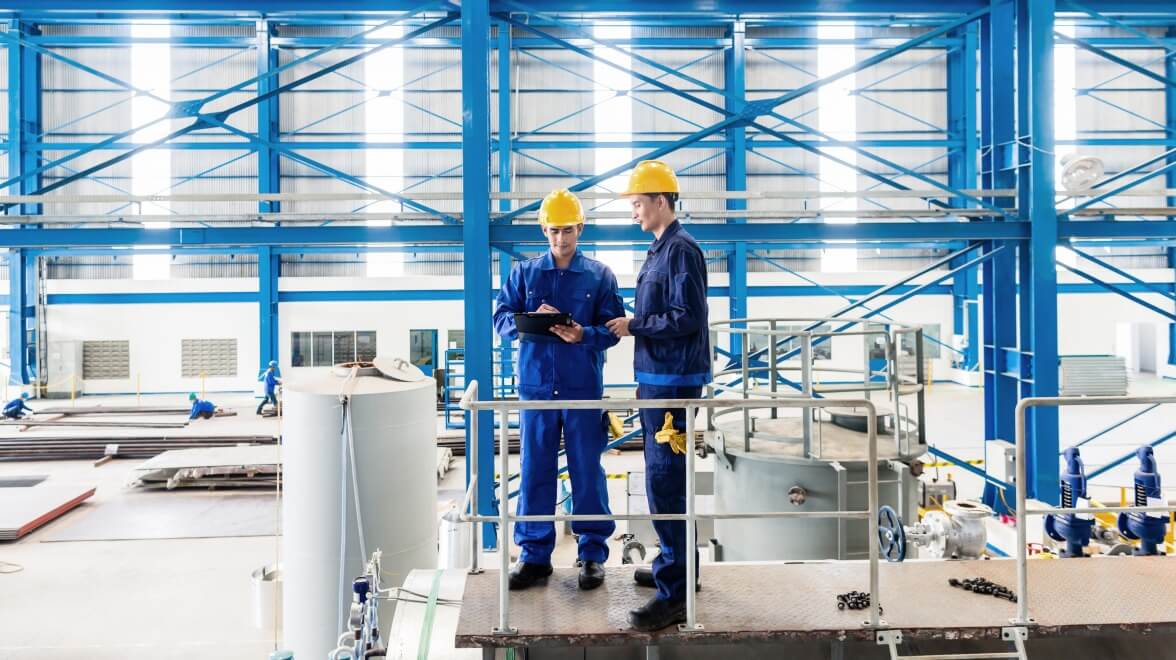 Personnes travaillant ensemble