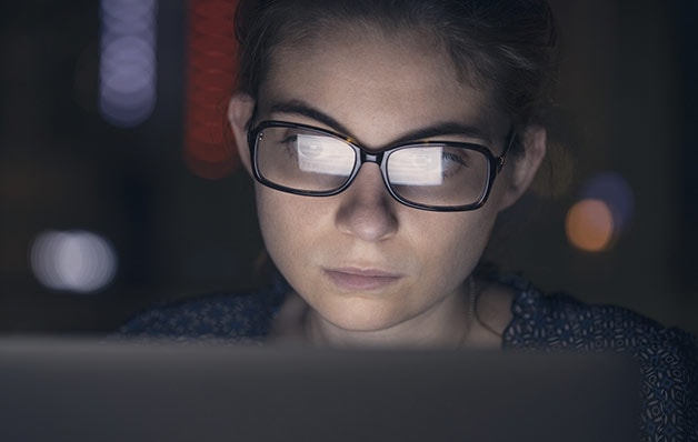 Mujer con gafas mirando la pantalla de un ordenador