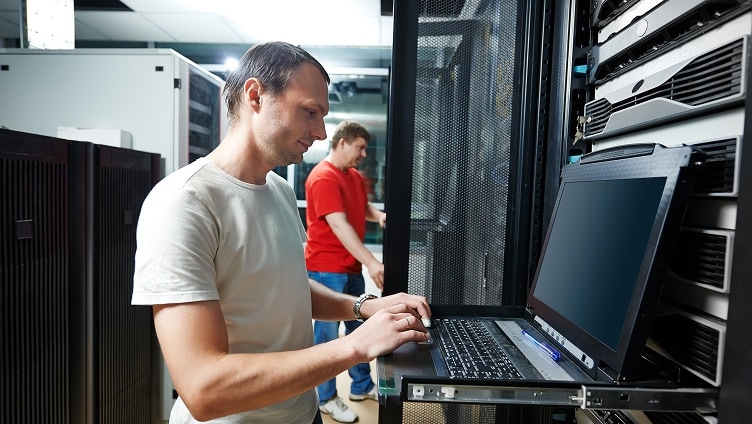 ノートPCで作業する男性