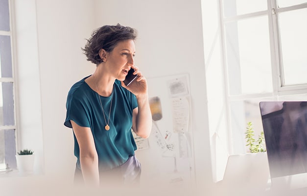 persona al telefono