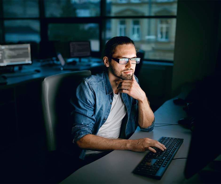 Uomo al buio al computer
