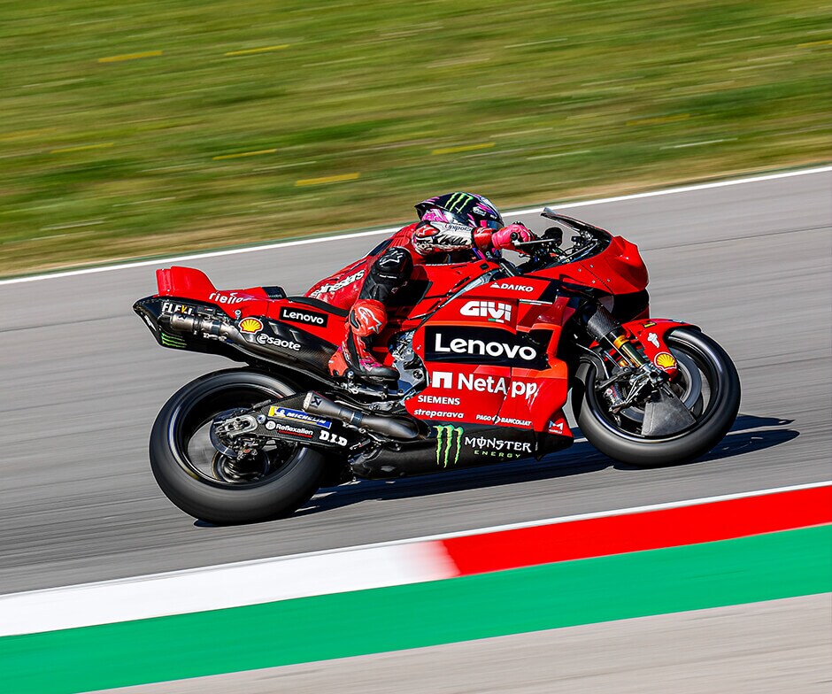경주 중인 NetApp 후원의 Ducati 오토바이