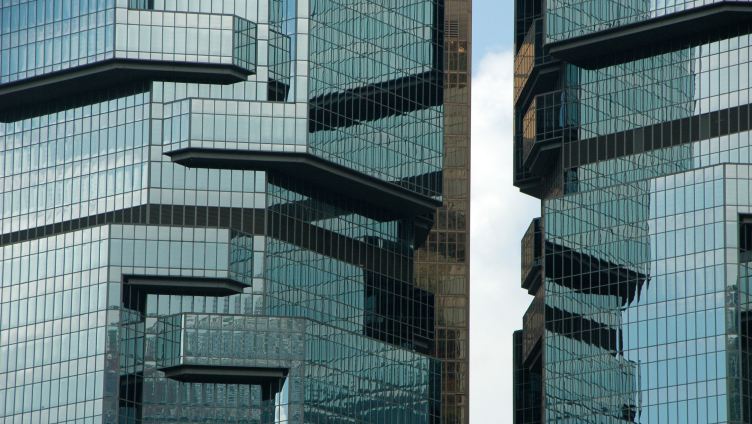 玻璃幕墙建筑，阴影与建筑交相辉映