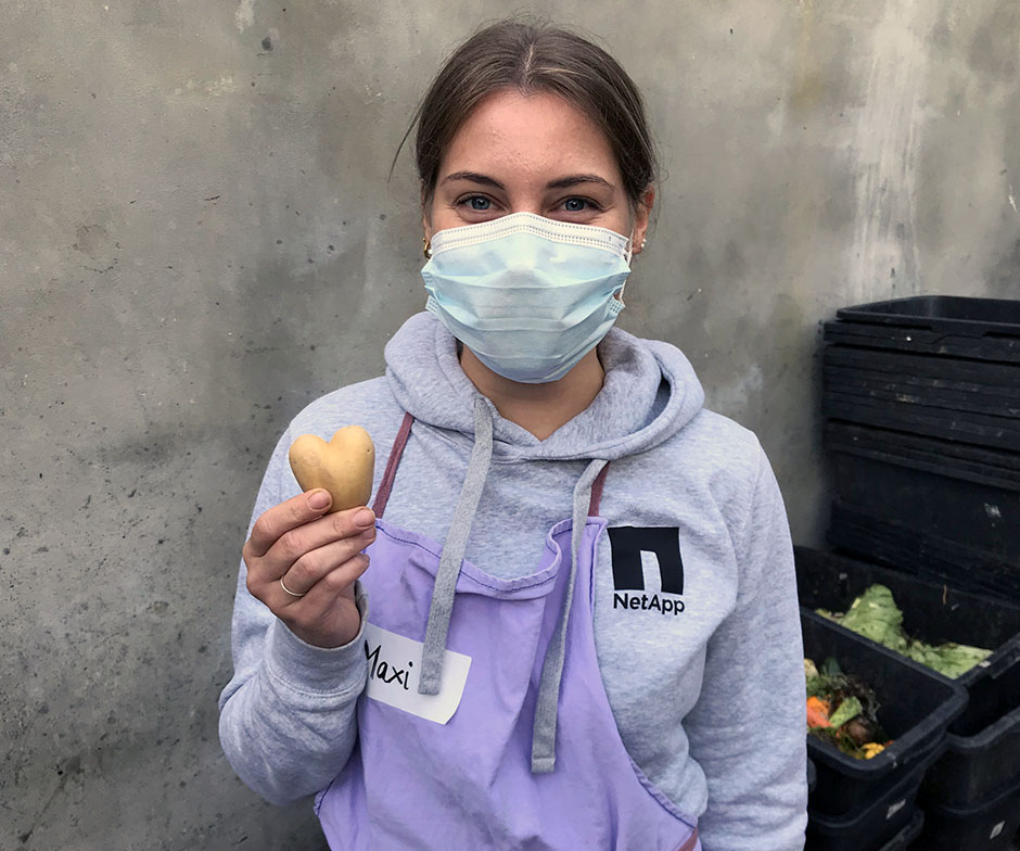 Una persona que sostiene comida