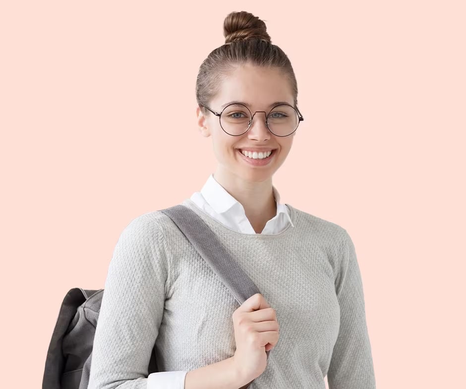 一位頭髮紮成圓髻型並戴著圓形眼鏡的女士微笑著，肩上背著一個背包，一隻手握著背包帶。
