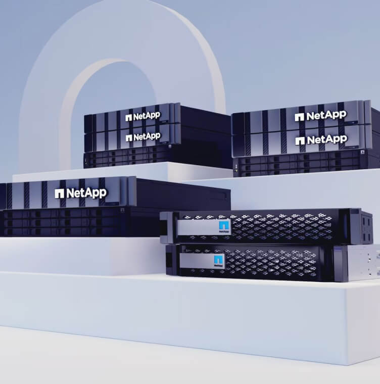 Gestapelte Netapp Geräte auf verschiedenen Regalen platziert