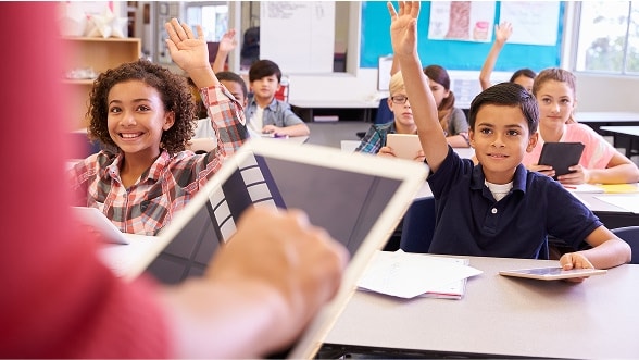 Os alunos exploram como os dados e a IA podem ajudar a resolver desafios globais.