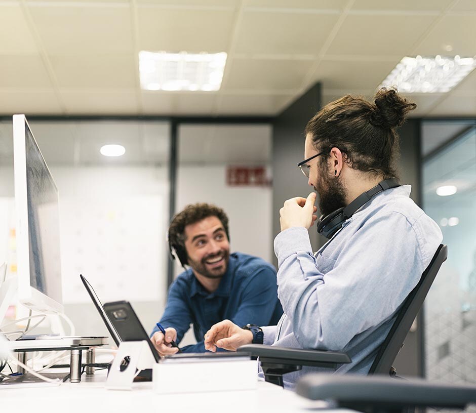 2 personnes parlant dans un bureau ouvert