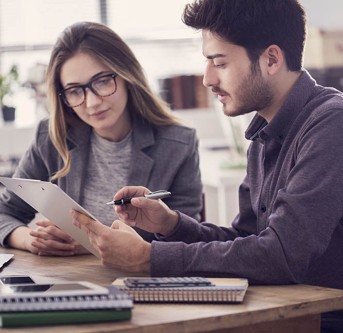 étudiants travaillant sur un projet en bibliothèque