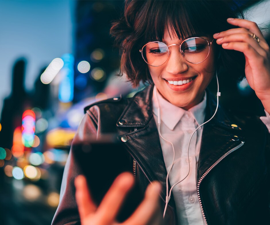 personne regardant son téléphone et souriant