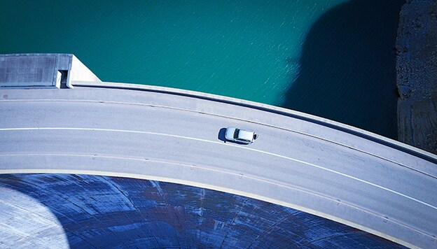 Voiture sur un pont routier