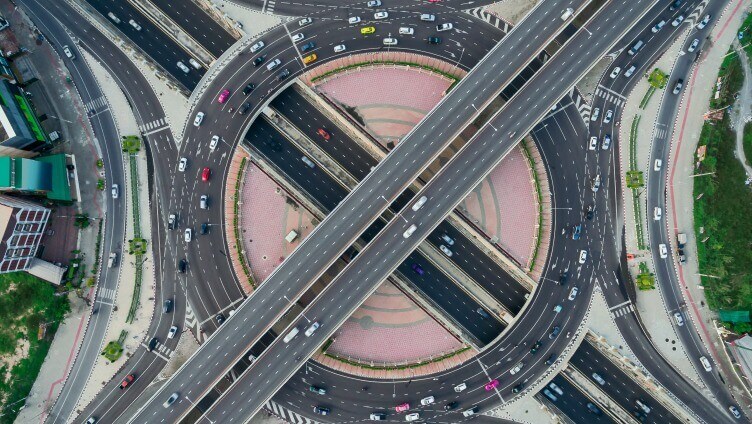橋樑和環形橋的鳥瞰圖
