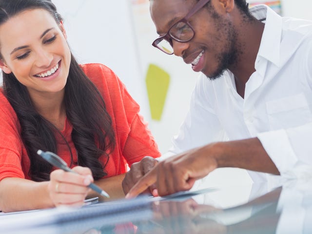 Profesor y su alumno en una clase.