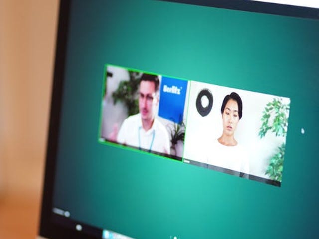 Después de completar 2 lecciones de autoestudio, reservá 1 clase online con un profesor particular en vivo.