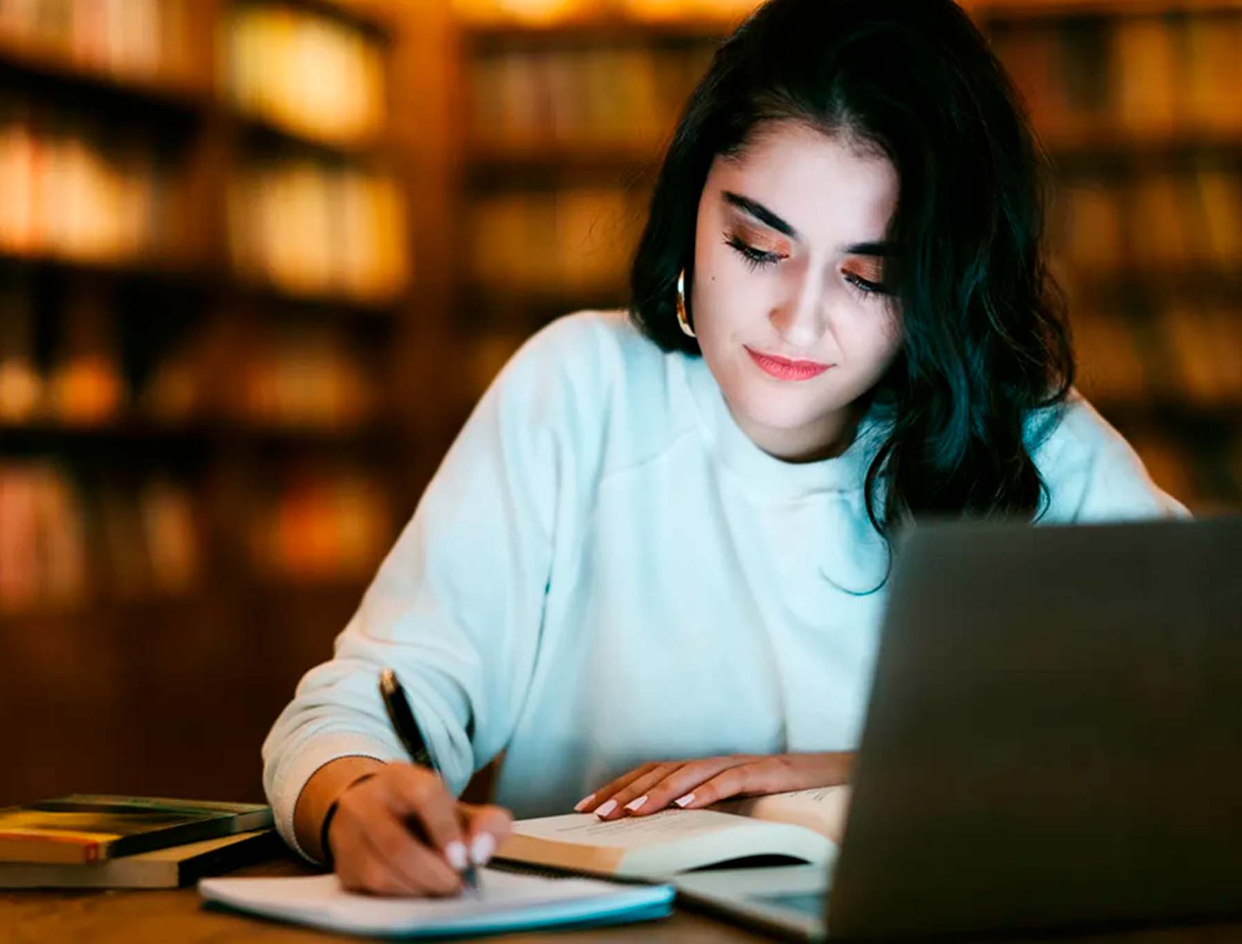 Joven aprendiendo francés online.