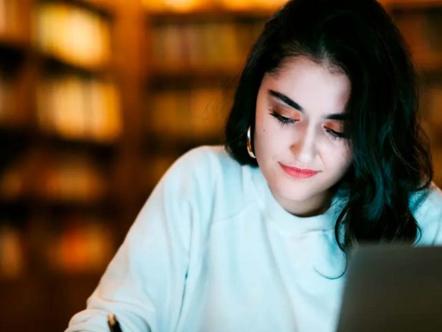 Joven aprendiendo francés online.