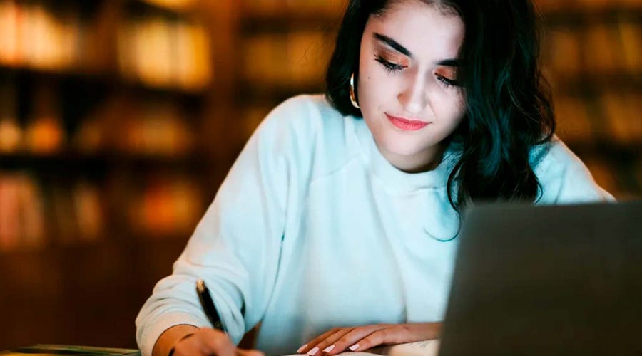 Joven aprendiendo francés online.