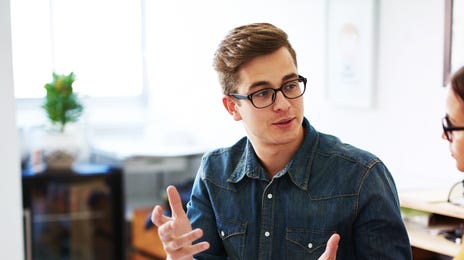 Joven explicando un tema.