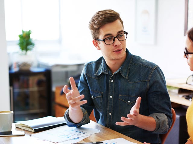 Joven explicando un tema.