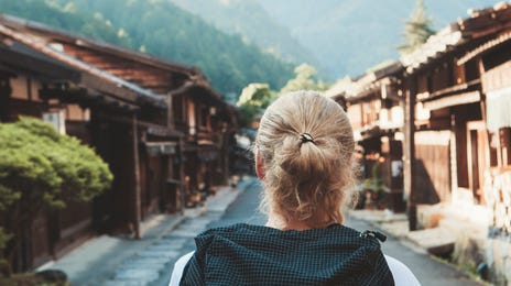 Joven viajando por mundo.