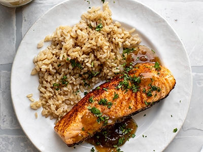 Grilled salmon with pineapple relish and rice
