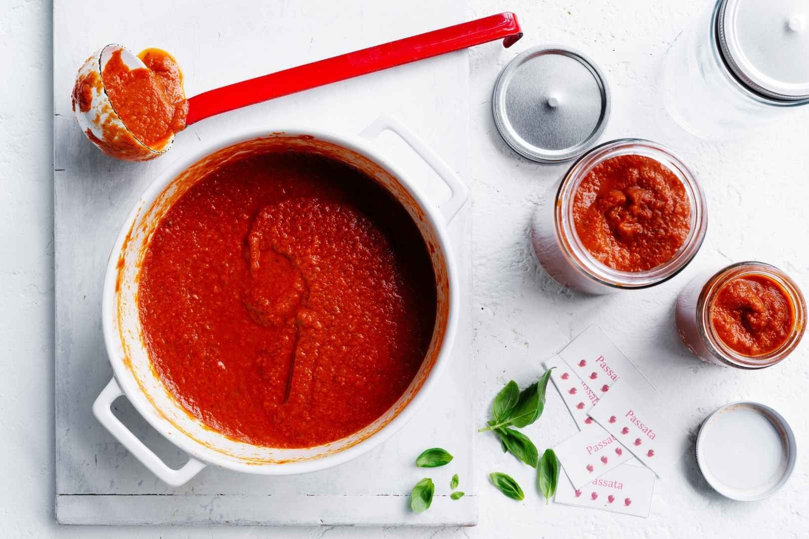 Passata smooth Italian tomato cooking sauce