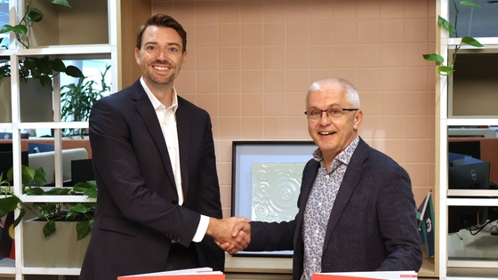 Heart Foundation CEO David Lloyd and TAL Chief Customer and Brand Officer, Alex Homer shaking hands to celebrate the new partnership