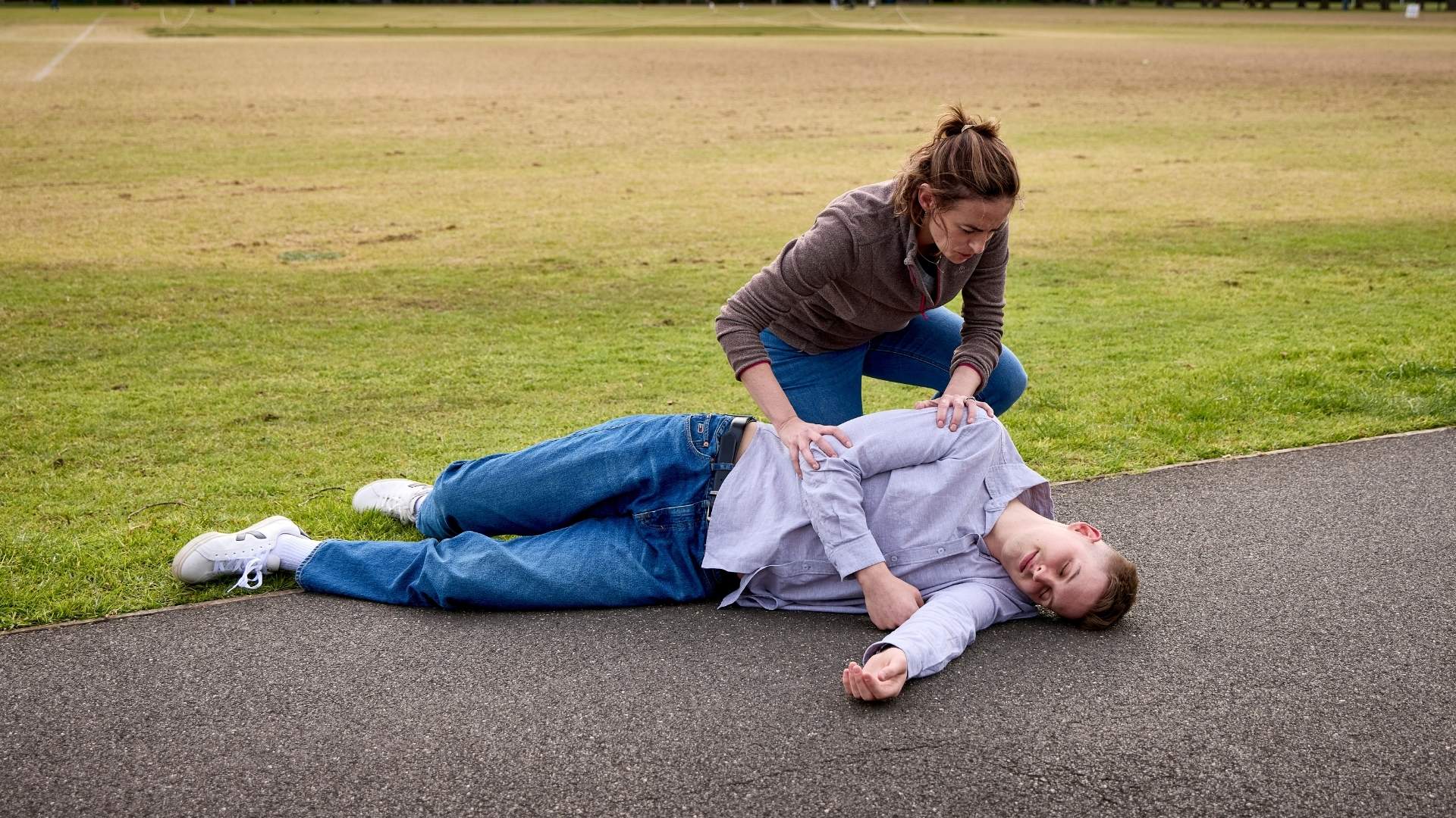 A woman finds a man in cardiac arrest in the park