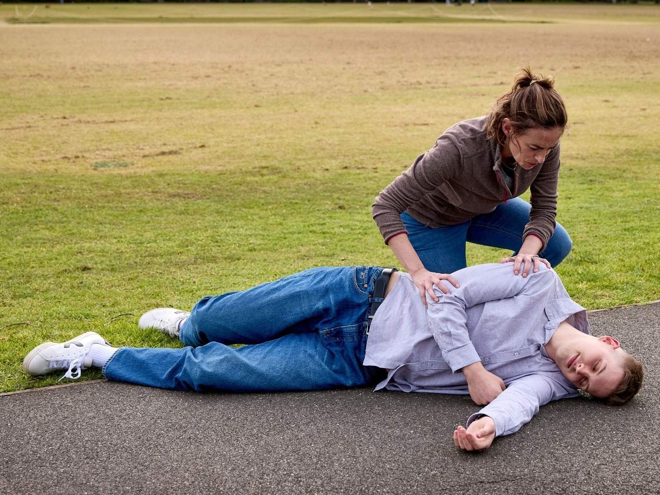 A woman finds a man in cardiac arrest in the park