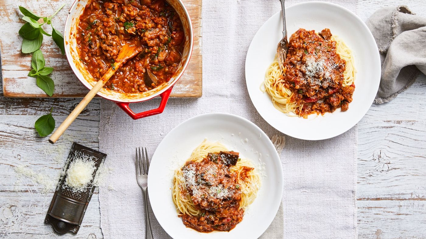 Spaghetti and meat sauce on two plates