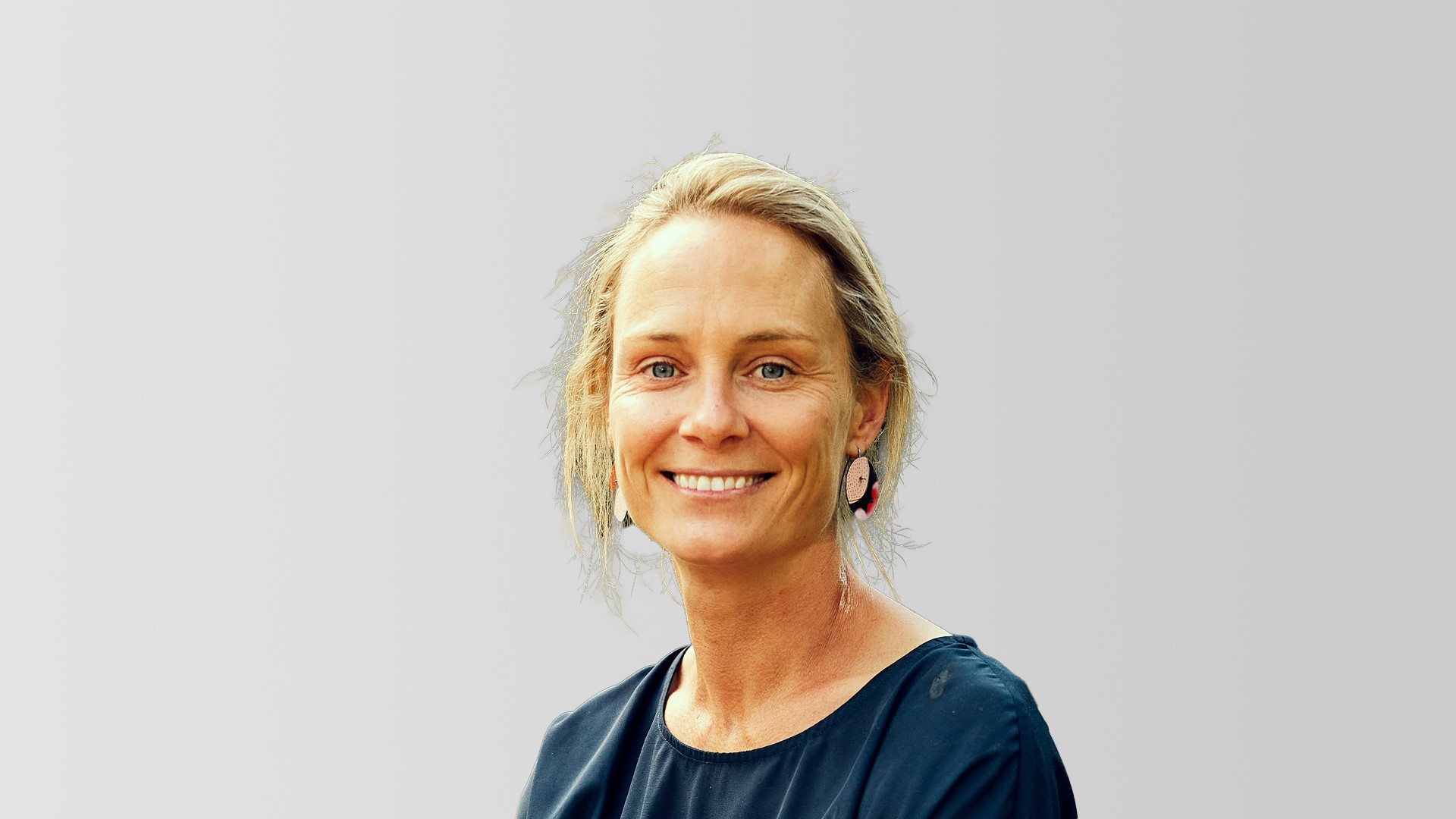 Woman posing with a smiling face