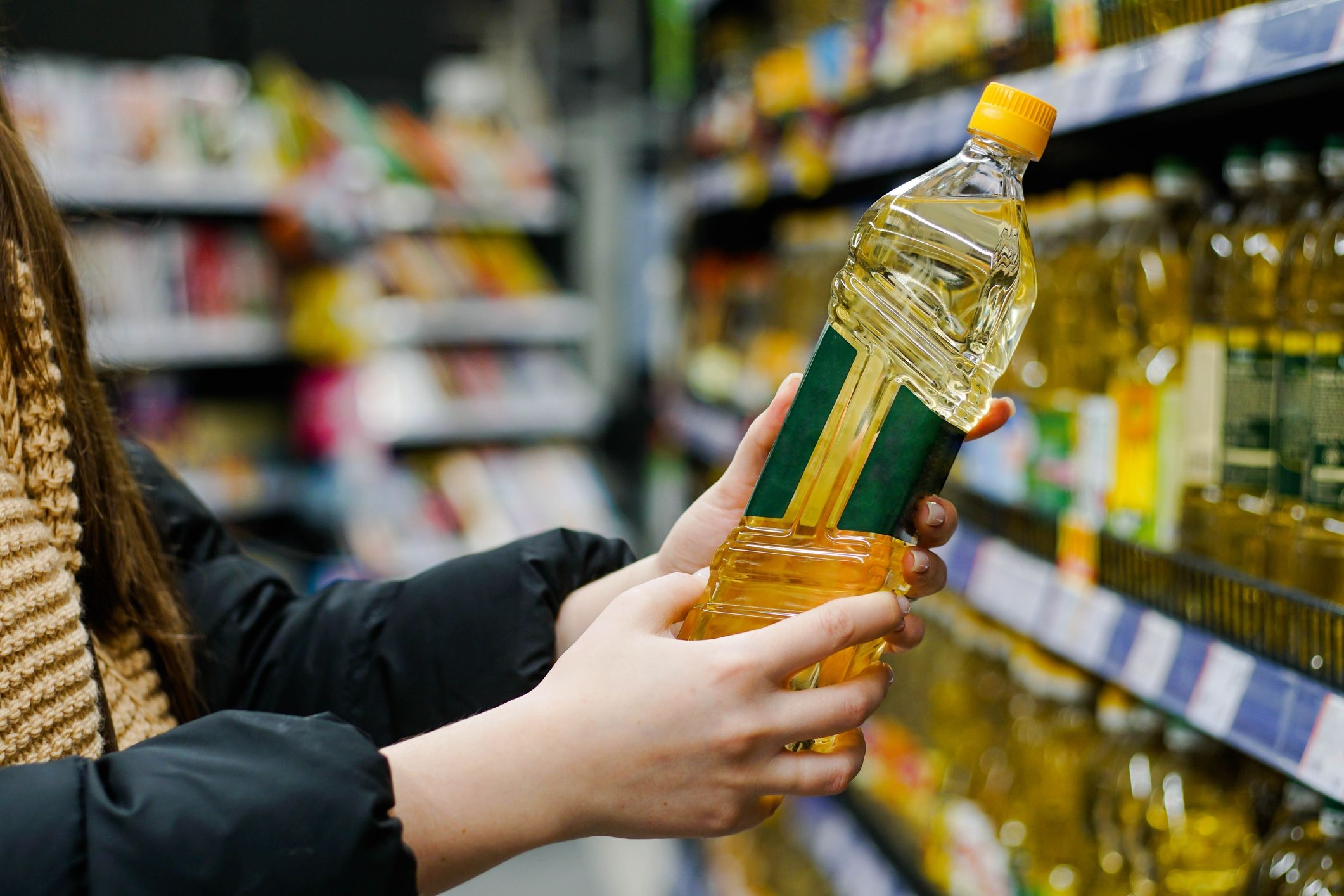A person shopping for seed oil