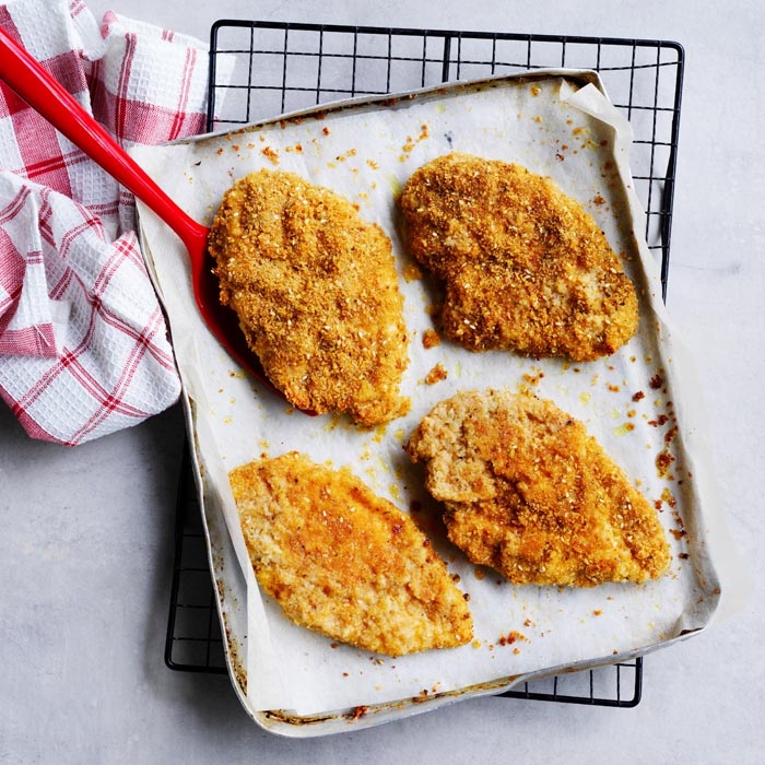 Baking chicken schnitzels until golden