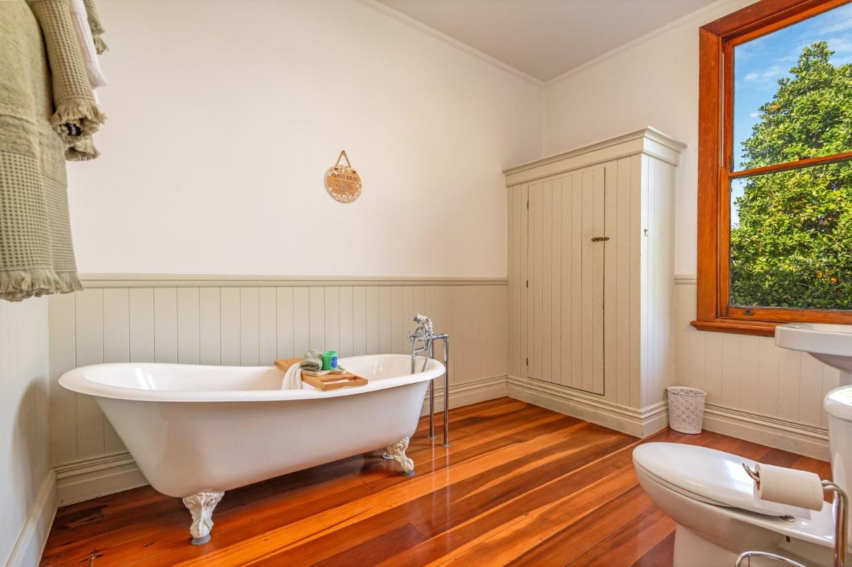 Original tongue-and-groove wall panelling remains in this bathroom.