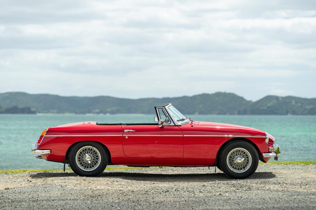 MG MGB Roadster 1965 side profile 