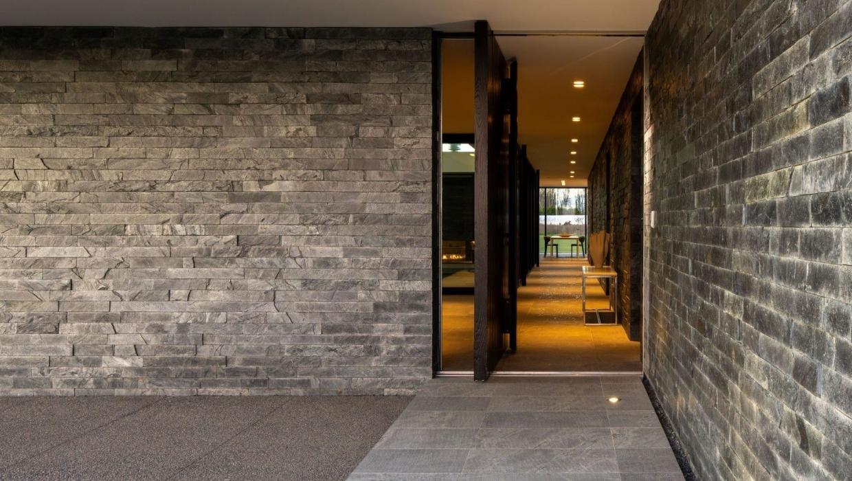 The design was also inspired by Mies van der Rohe’s Barcelona Pavilion.