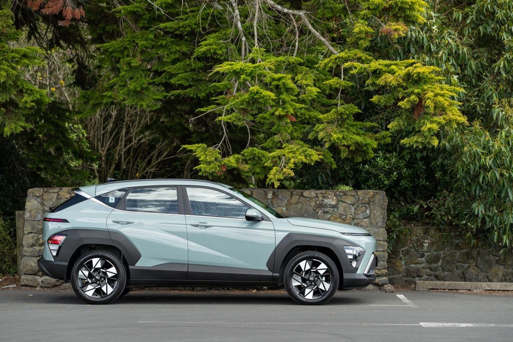 Hyundai Kona Hybrid Active side profile 