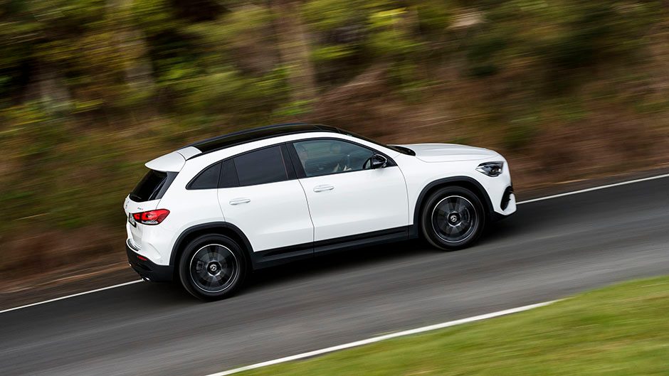 Mercedes-Benz GLA side action