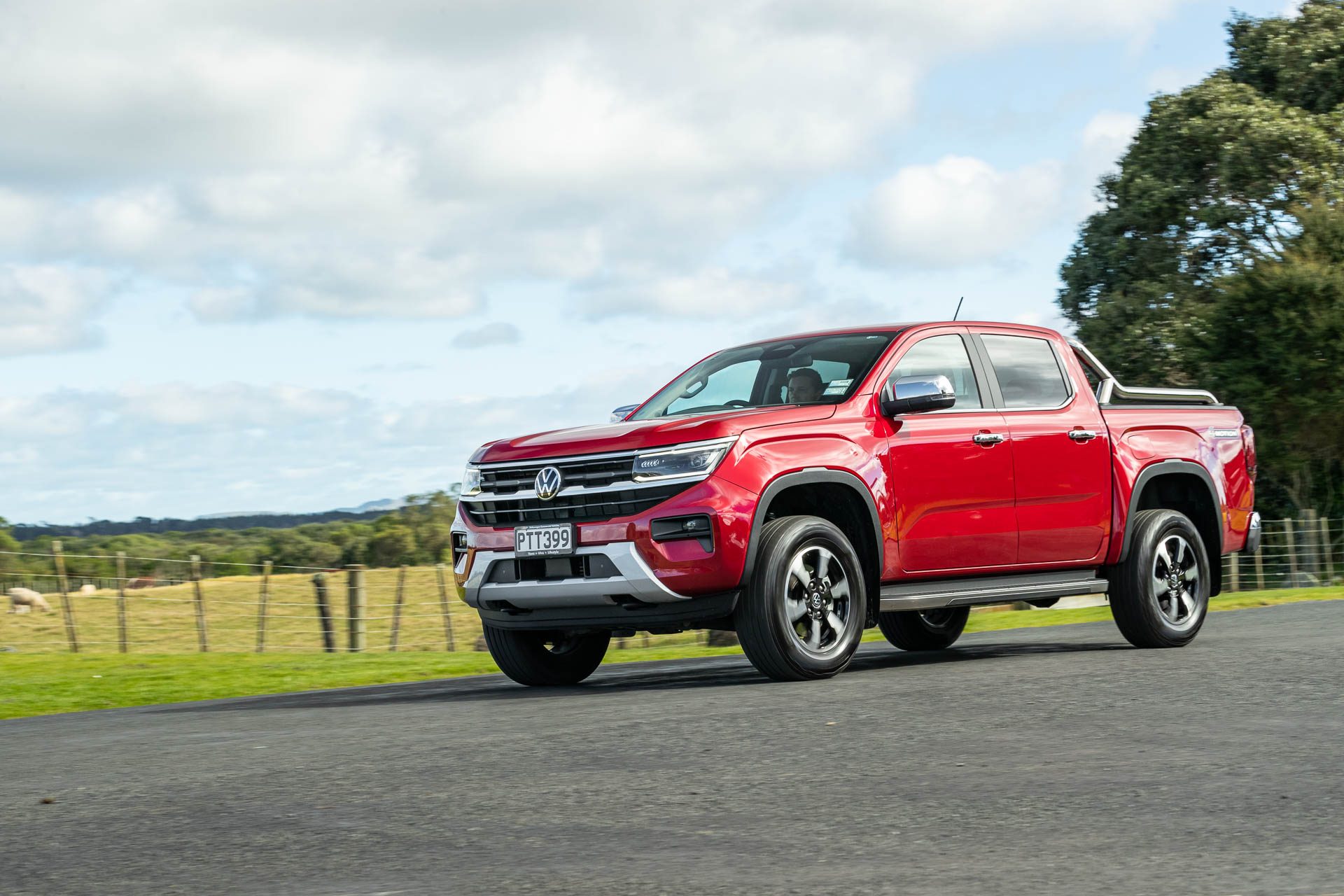 2023 VW Amarok front quarter action