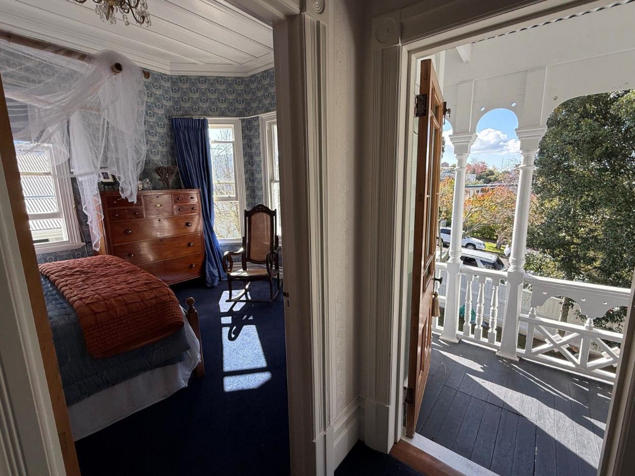 Sun room in the front bedroom. 