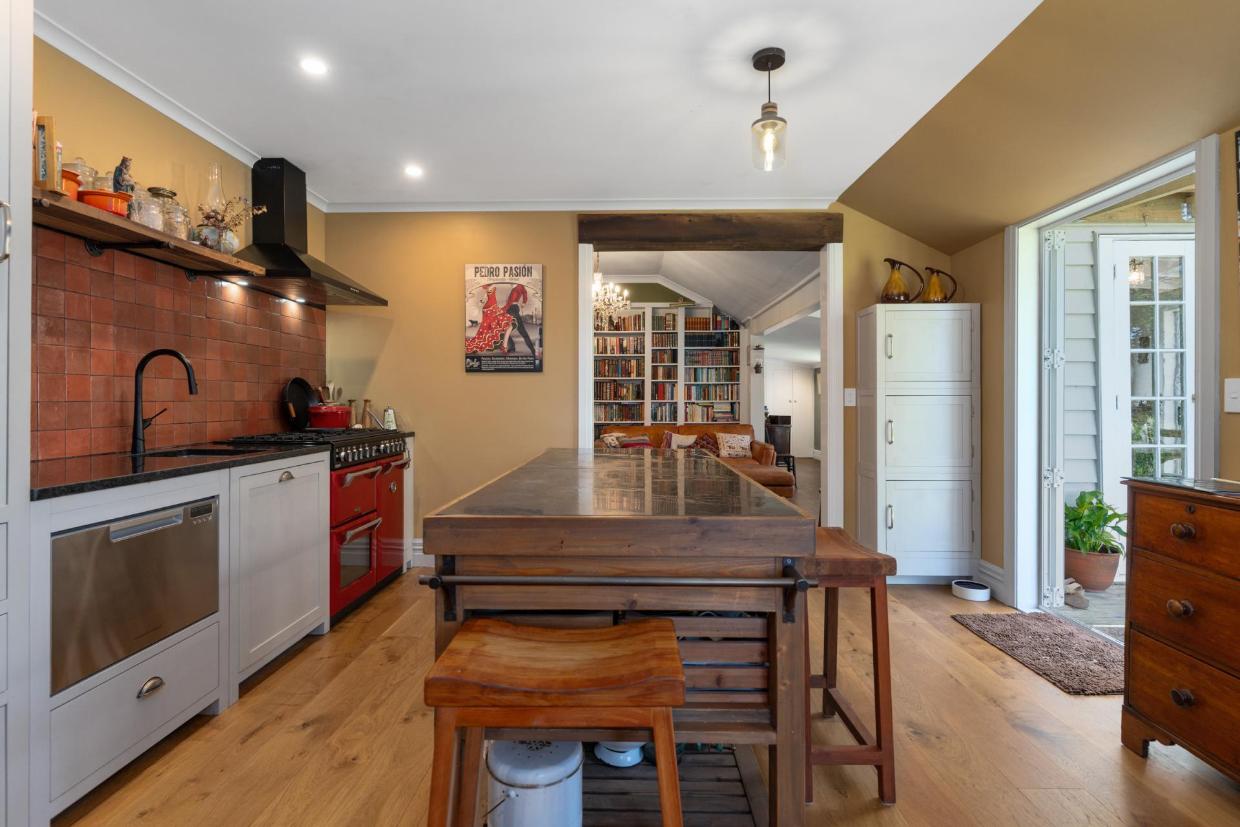 The kitchen has oak cabinetry and a Belling range.
