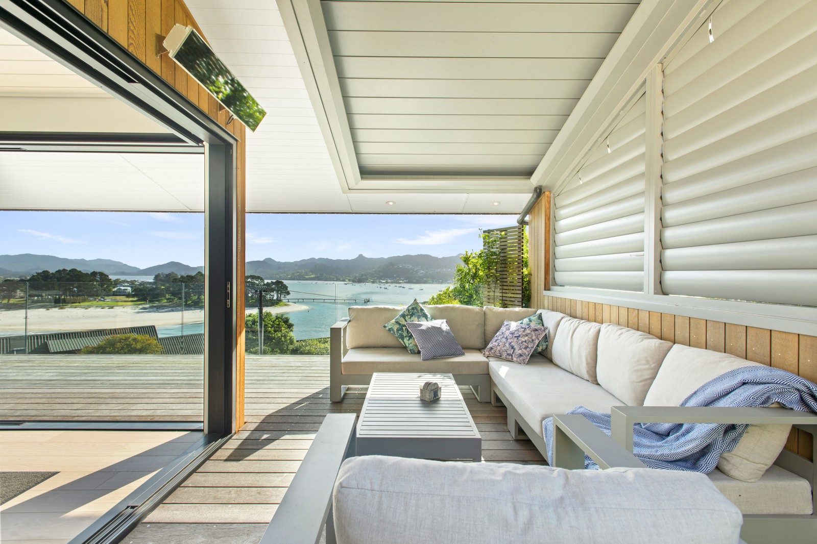 Generous outdoor spaces, allow for savouring the stunning surroundings with views of the Tairua Harbour, Pauanui and the Coromandel Ranges.