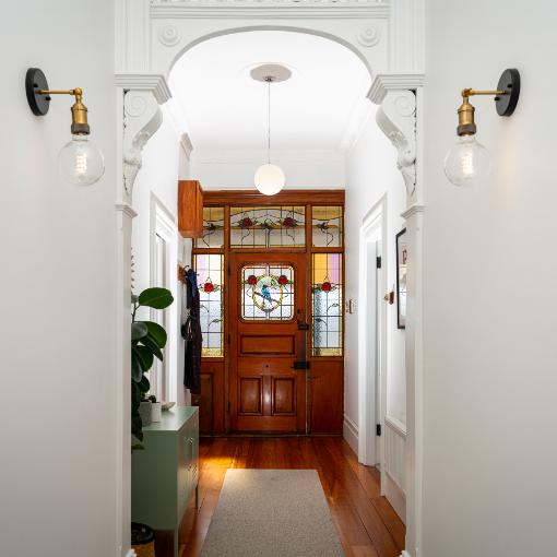 The long corridor at the entrance. Photo: LOWE & CO